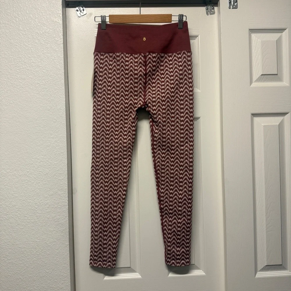 Spiritual Gangster| NWOT Women’s Size M/L Jacquard 7/8 Legging in Burgundy - Picture 10 of 10